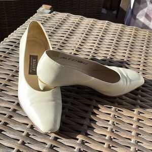 BALLY  Vintage "MERNA" Ivory White Leather, Gold Trim,  SIZE 5.5